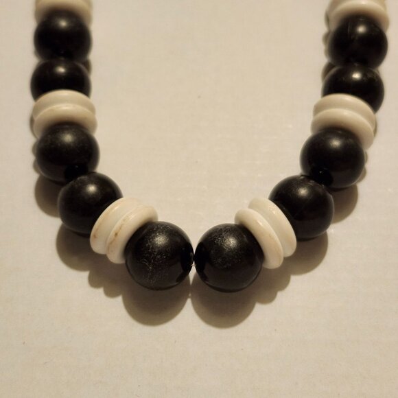 Vintage Chunky Beaded Necklace 16" 60's 70's Black and White - Picture 3 of 5